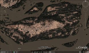 写真7．ナイル川本流の岩盤中洲に形成されている小規模村落 