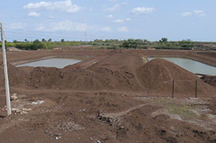 写真6．浄水場の周りには排出された粘土が処理されず放置されている