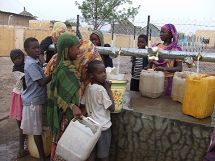 写真24. 井戸に水を汲みに来る子供たち